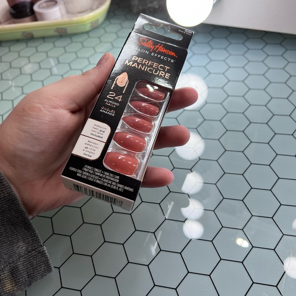 Sally Hansen Almond Shaped Fake / False Nails (press on nails) - Picture 4 of 5